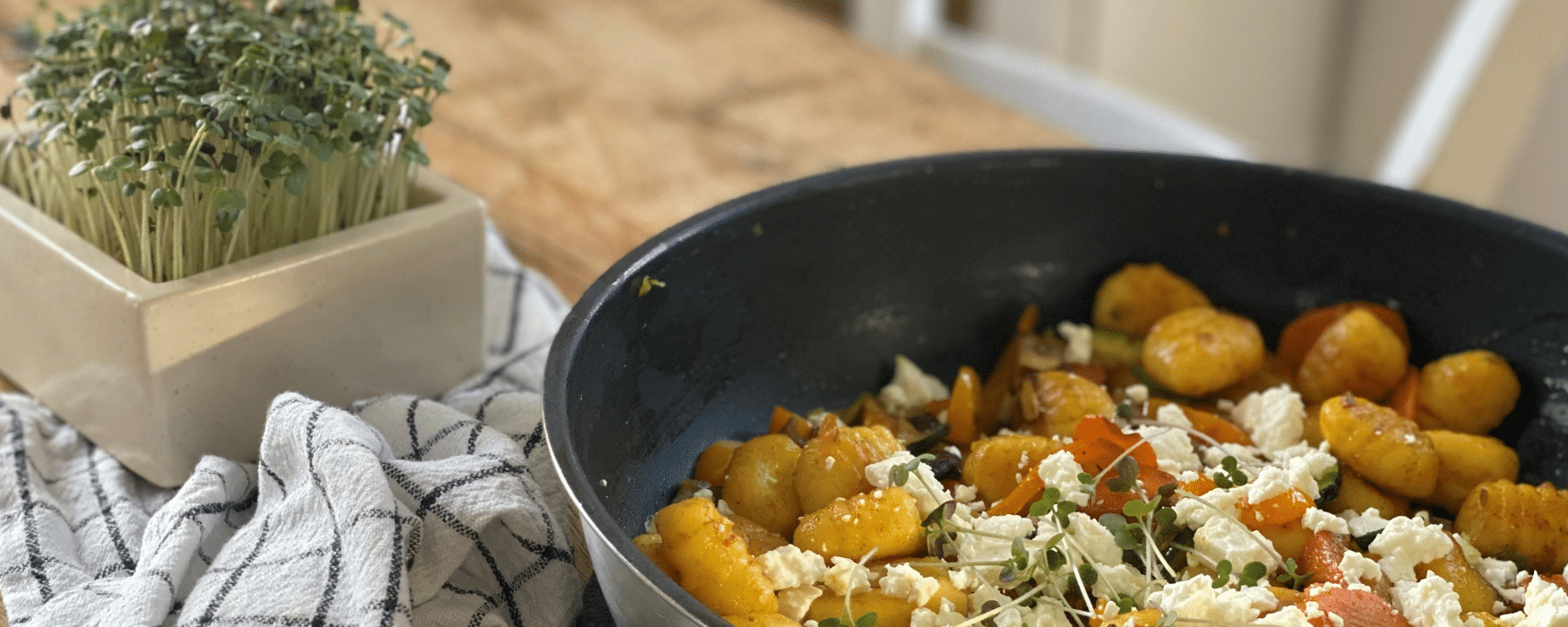 Gnocchi-Gemüse-Pfanne mit Feta und Microgreens